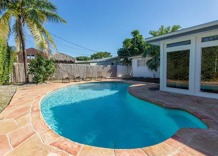 Exquisite Miami Villa - 5 Bedrooms, 2 Bathrooms, And A Grand Pool